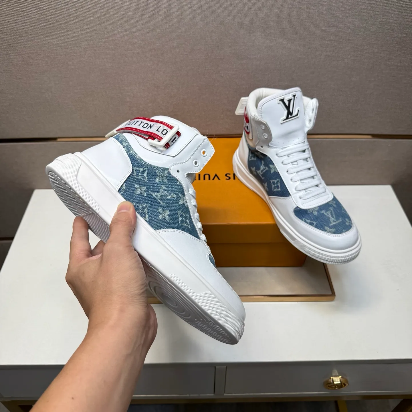 ⬛️Men's shoes 💰p420 [LV～] Men's high-top casual shoes 2025z cabinet sales simultaneously 🔶Size: 38-44 #️⃣ 🔷2 colors🔜The upper is made of multi-material splicing➕Mesh lining, comfortable and breathable, sole: original comfortable and wear-resistant outsole, ⚠️real thing📱photographed🎬real thing is better📢📢📢